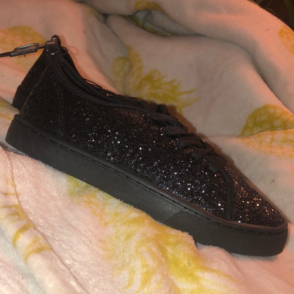Black shoes with sparkle! - Picture 2 of 6